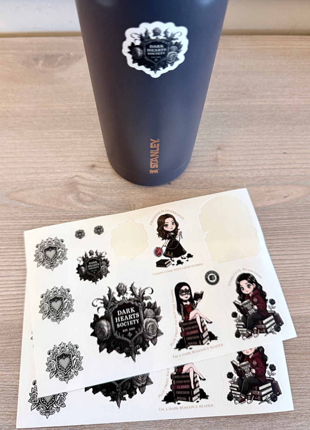 Dark Hearts Society Stickerbogen No. 1 · A Tribute to the Darlings [limitiert] - Dark Romance Merch & Bookish Geschenke - Dark Hearts Society